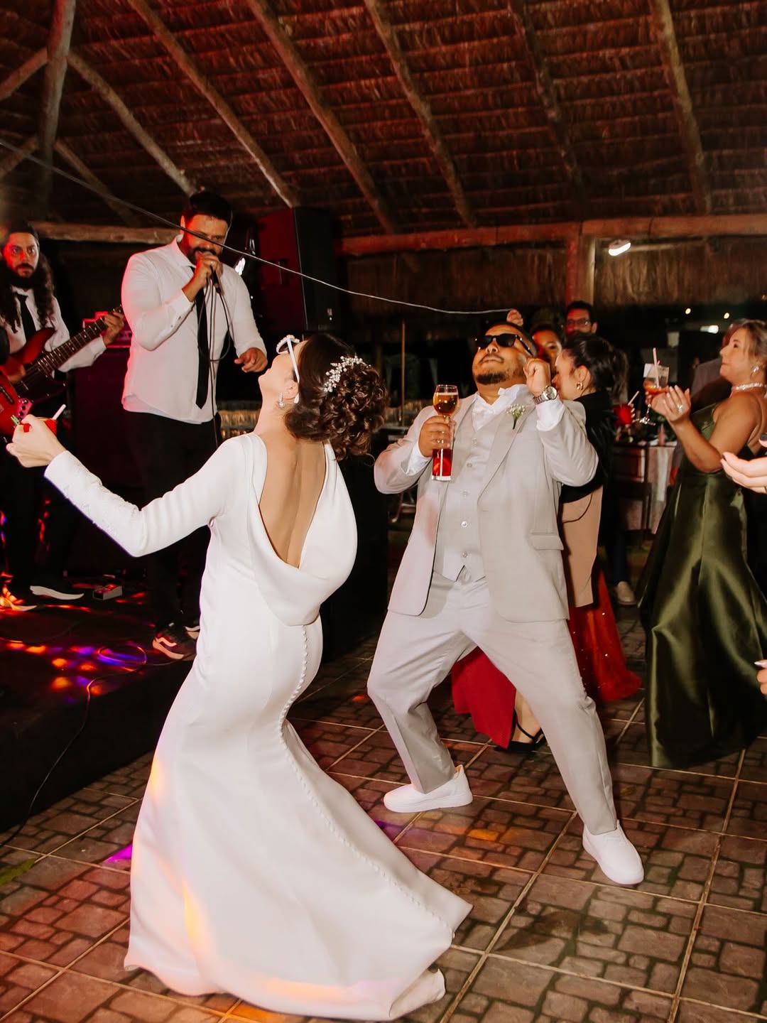 Noivos dançando animados durante a festa de casamento
