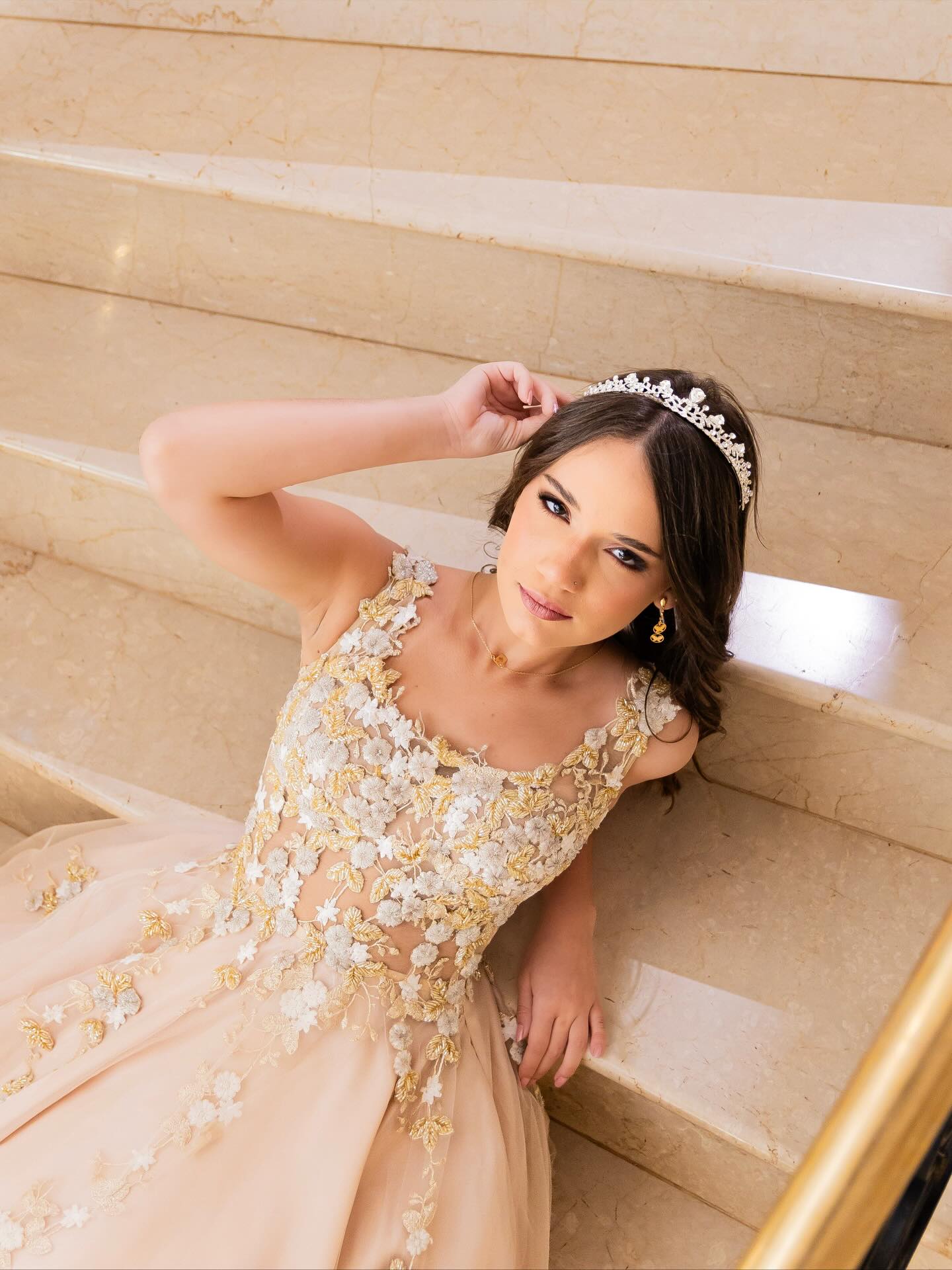 Debutante reclinada em escadaria de mármore em ensaio editorial