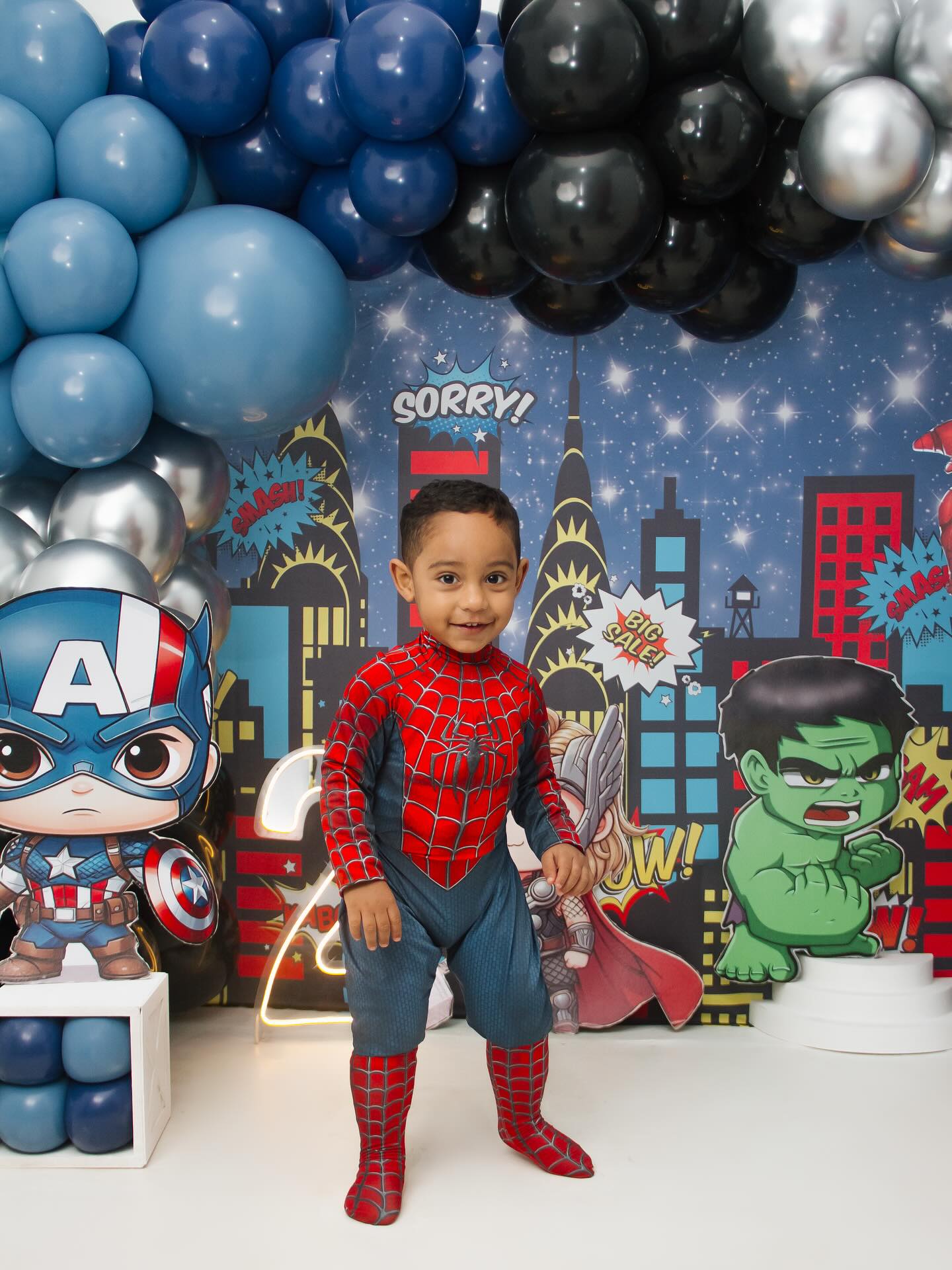 Menino fantasiado de Homem-Aranha em ensaio smash the cake com tema de super-heróis