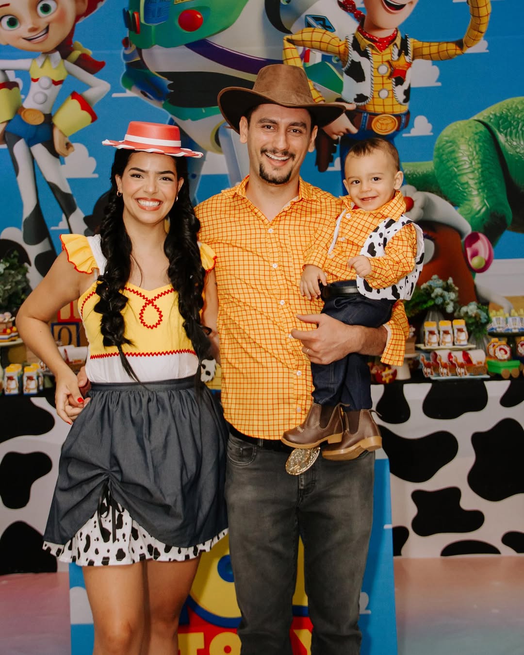 Família fantasiada na festa de aniversário do filho