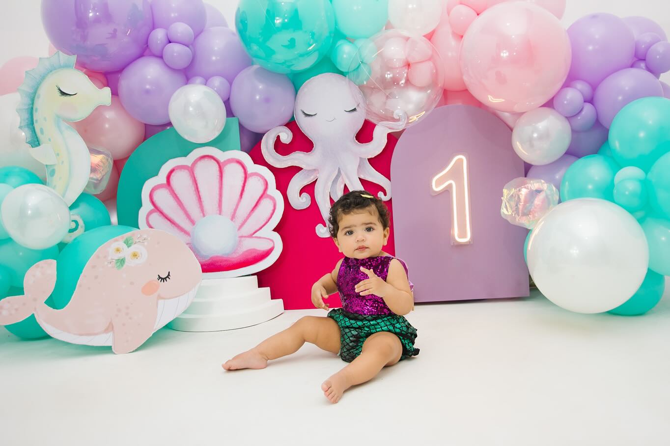 Bebê em ensaio smash the cake de 1 ano com tema fundo do mar