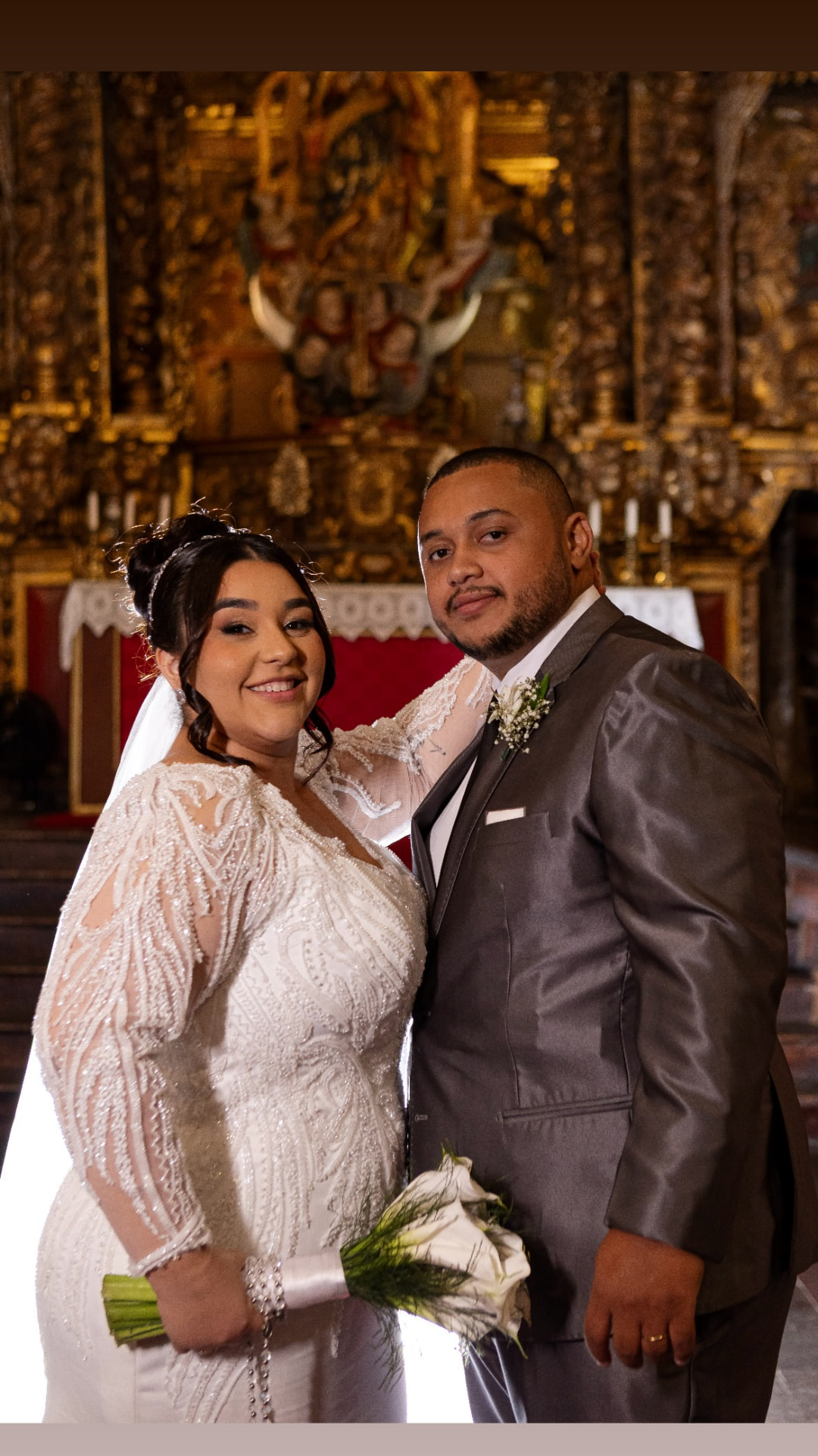 Noivos posando no altar dourado de igreja histórica em Sabará