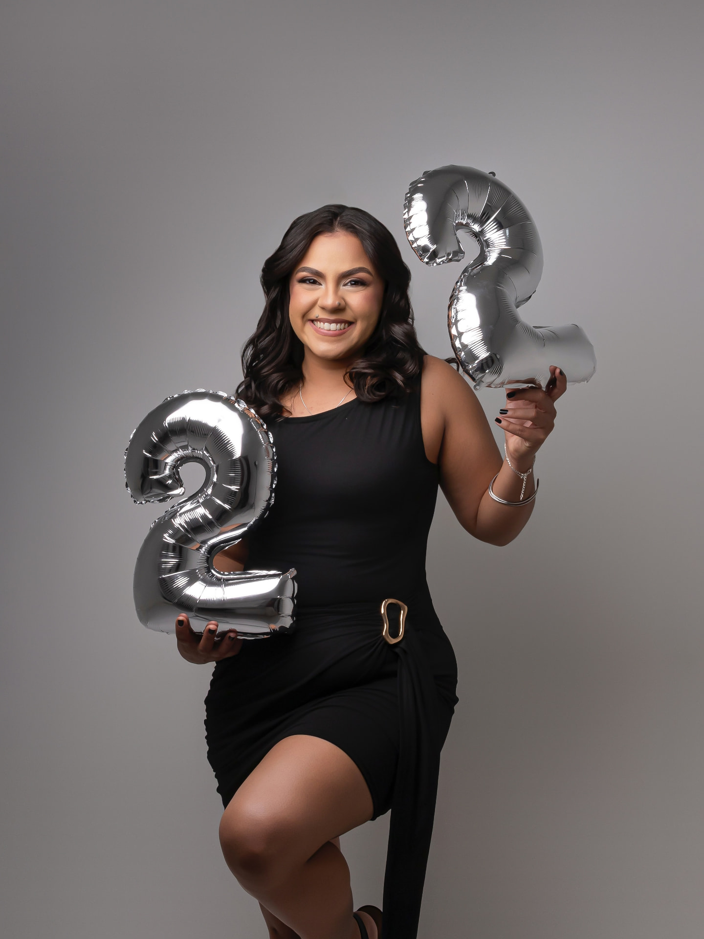 Ensaio de aniversário com balões metálicos número 22