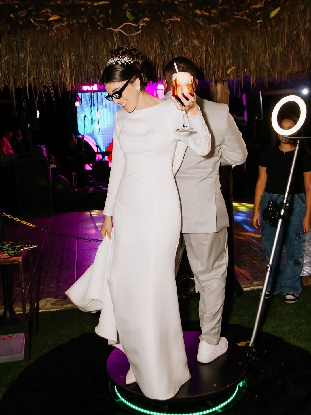 Noiva dançando com taça na pista de dança da festa